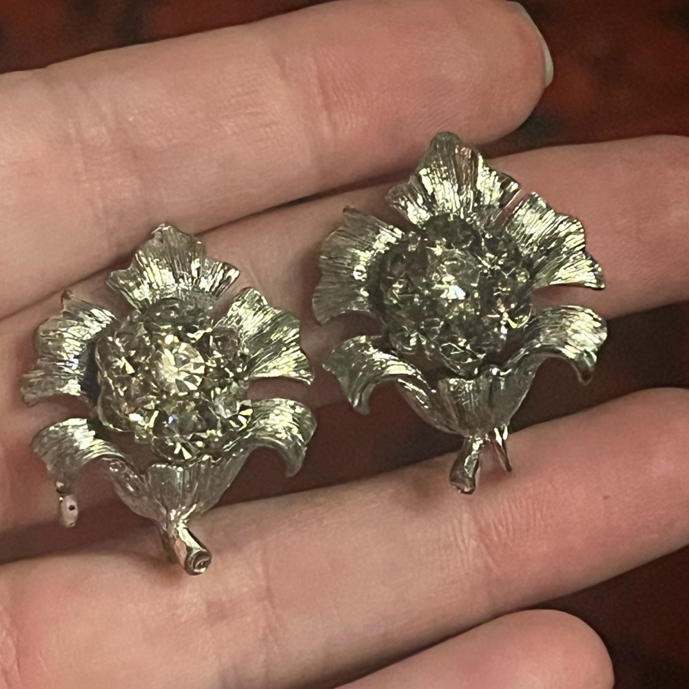 Vintage Silver Tone Floral Earrings with center Rhinestones Clip